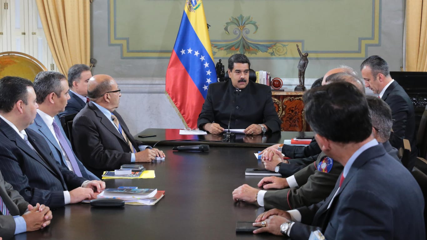 Präsident Nicolas Maduro (M.) spricht vor dem Sicherheitsrat Venezuelas.
