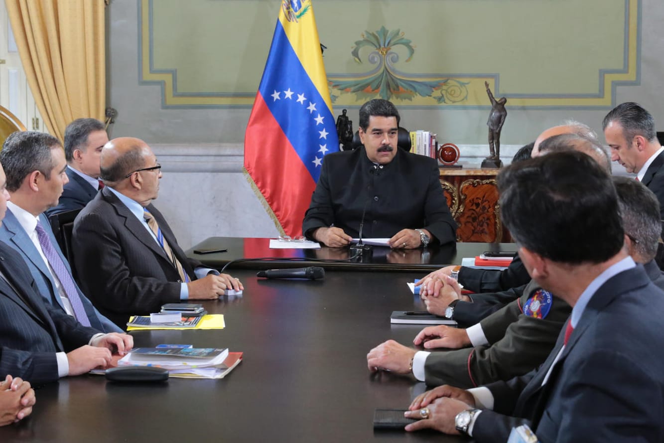Präsident Nicolas Maduro (M.) spricht vor dem Sicherheitsrat Venezuelas.