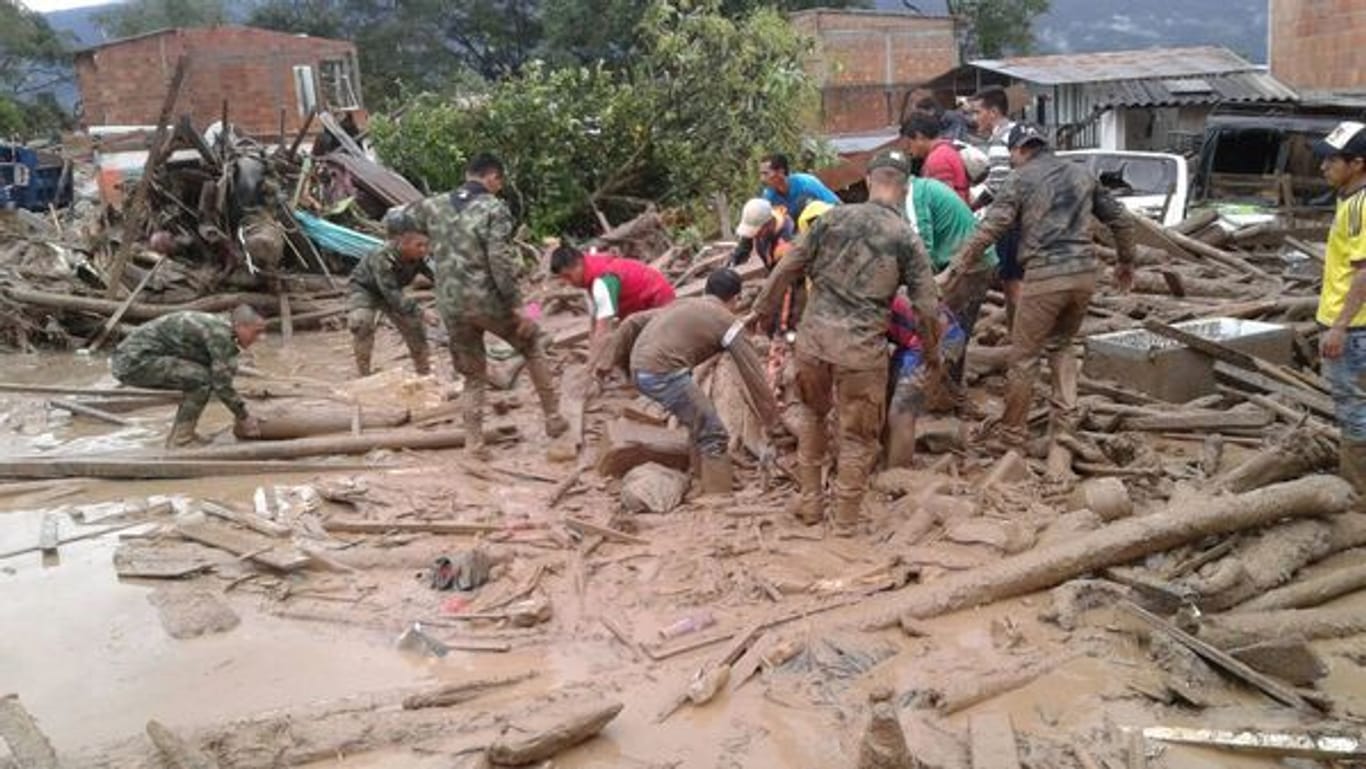 Rettungsarbeiten nach schweren Überschwemmungen in Kolumbien