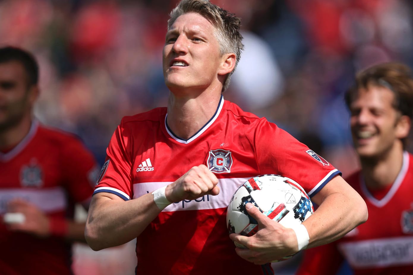 Bastian Schweinsteiger jubelt nach seinem Debüt-Treffer.