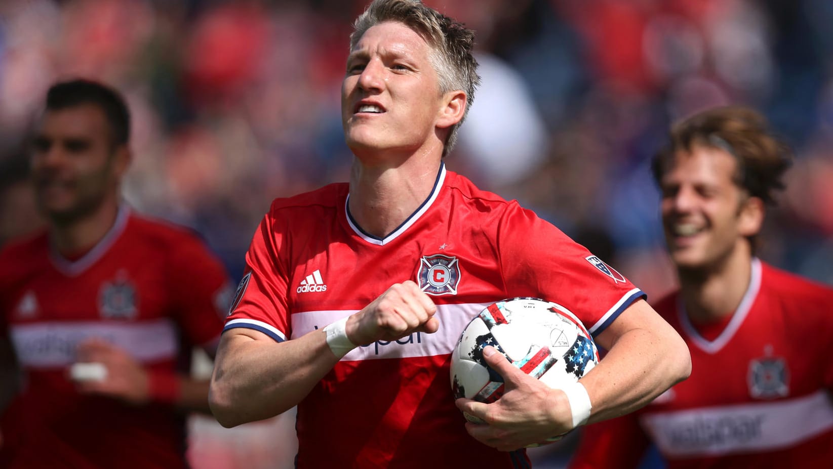 Bastian Schweinsteiger jubelt nach seinem Debüt-Treffer.