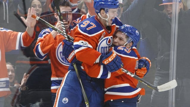 Leon Draisaitl (r) und Connor McDavid feiern das Tor in der Verlängerung.