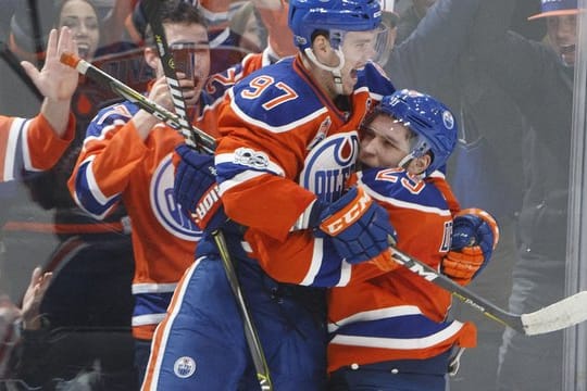 Leon Draisaitl (r) und Connor McDavid feiern das Tor in der Verlängerung.