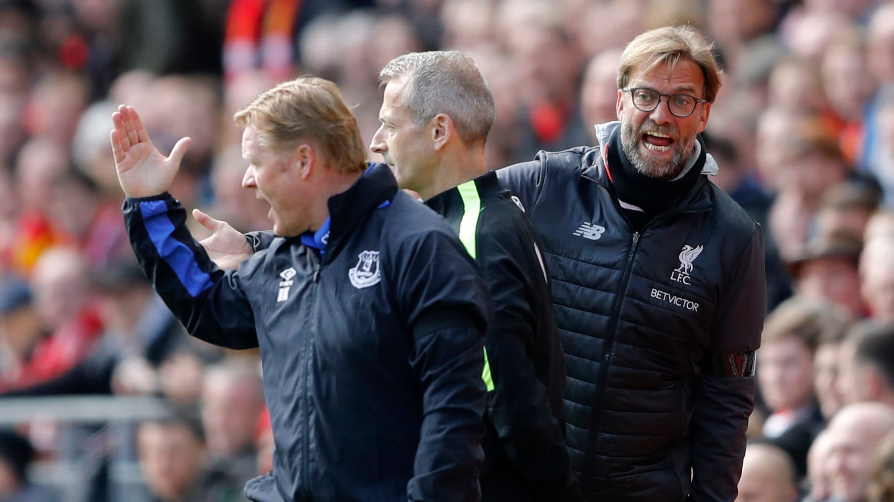 Dicke Luft zwischen Liverpool-Trainer Jürgen Klopp und Evertons Coach Ronald Koeman. Dazwischen: Der vierte Offizielle Martin Atkinson. Dicke Luft zwischen Liverpool-Trainer Jürgen Klopp und Evertons Coach Ronald Koeman. Dazwischen: Der vierte Offizielle Martin Atkinson.