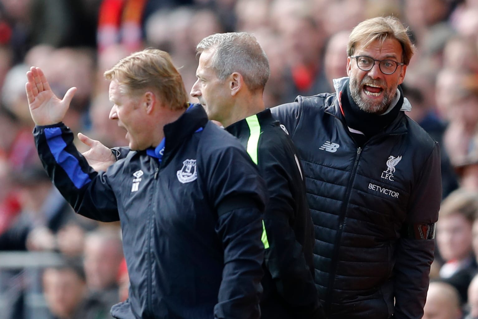 Dicke Luft zwischen Liverpool-Trainer Jürgen Klopp und Evertons Coach Ronald Koeman. Dazwischen: Der vierte Offizielle Martin Atkinson.