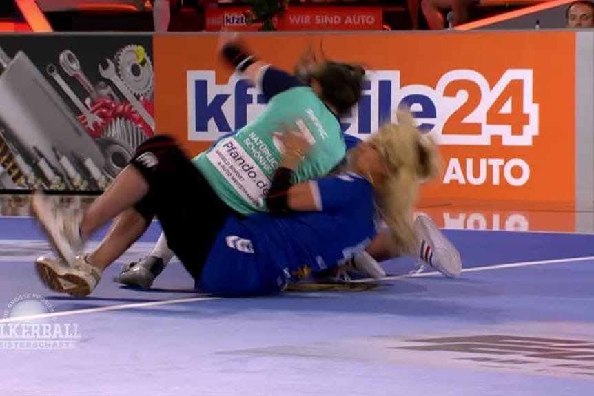 Ingrid Pavic und Loona krachten bei der "ProSieben Völkerball Meisterschaft" heftig ineinander.