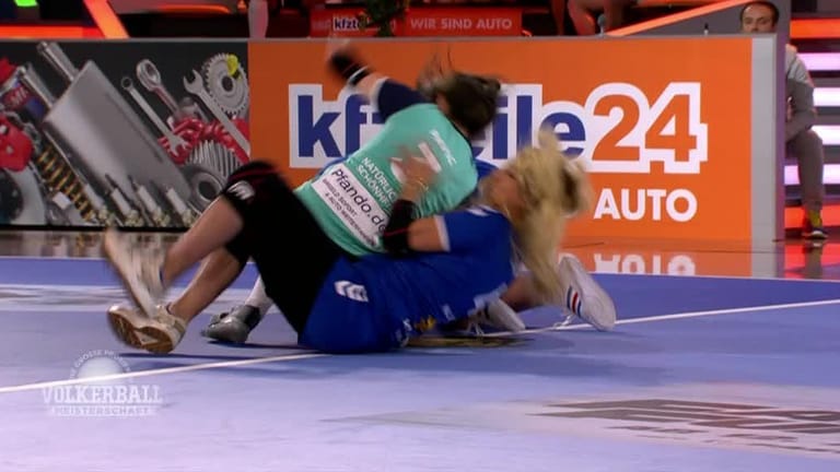Ingrid Pavic und Loona krachten bei der "ProSieben Völkerball Meisterschaft" heftig ineinander.