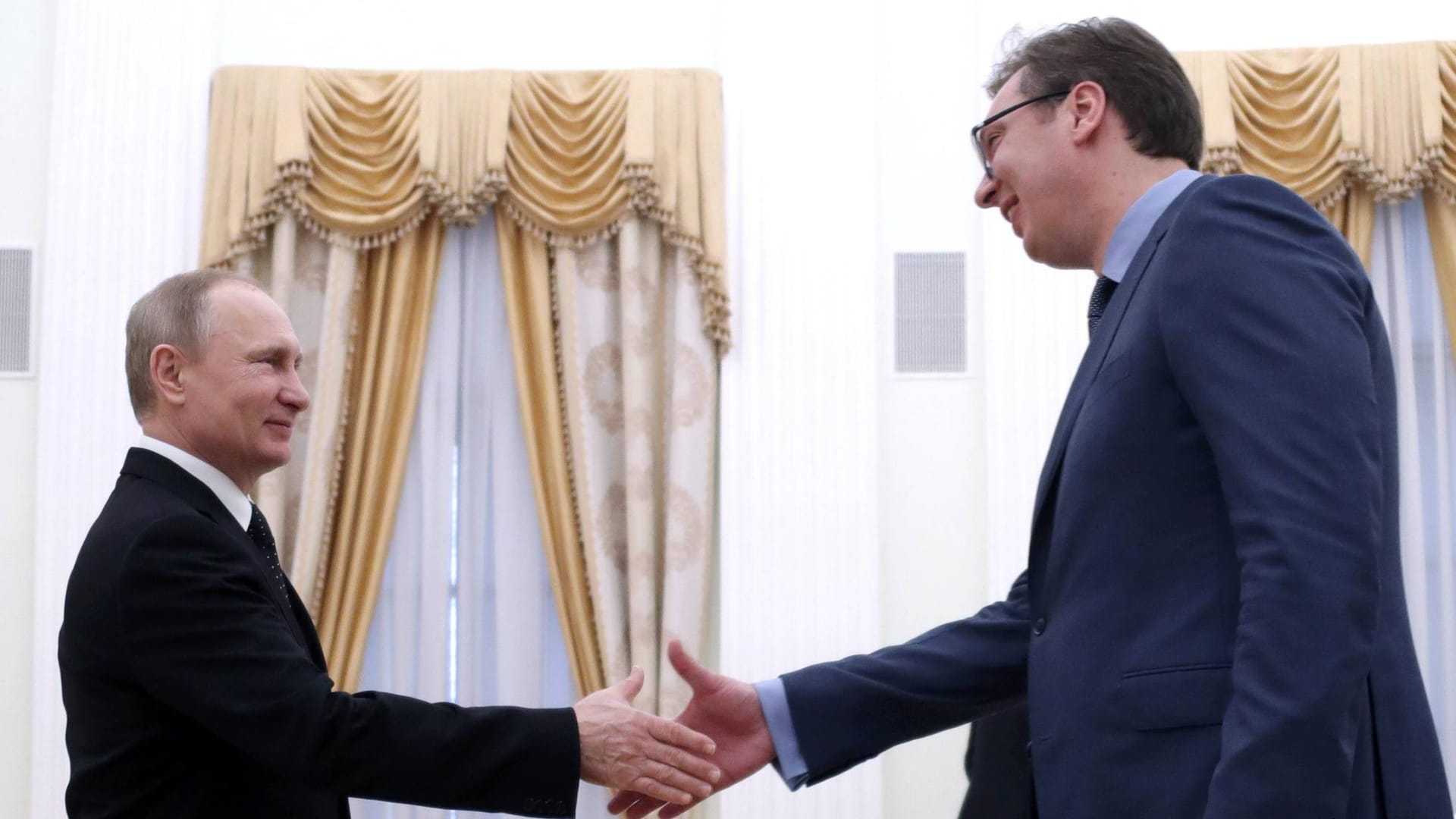 Russiands Präsident Vladimir Putin und Serbiens Ministerpräsident Aleksandar Vučić bei einem Treffen im Kreml, Moskau.