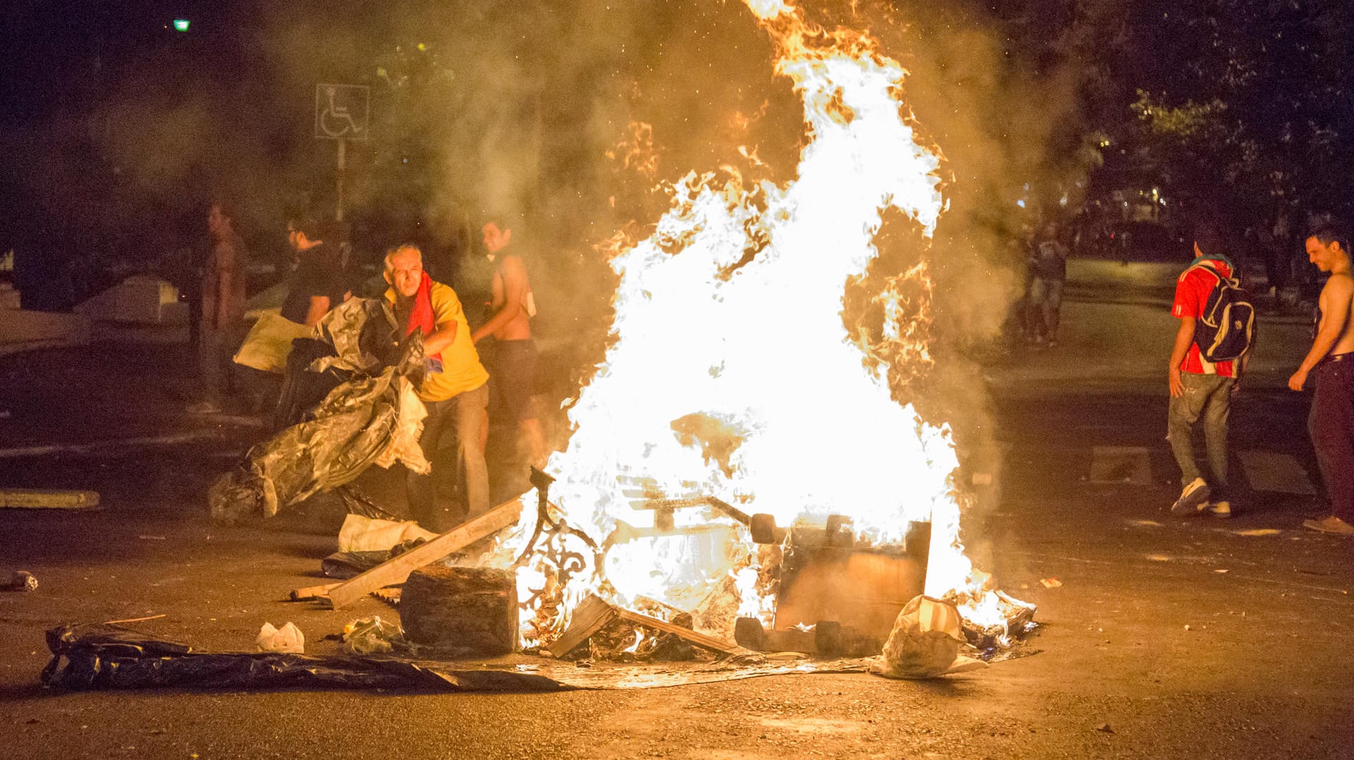 Bei den Protesten in der Hauptstadt Asunción war in der Nacht zu Samstag ein Oppositionsaktivist getötet worden. Bei den Protesten in der Hauptstadt Asunción war in der Nacht zu Samstag ein Oppositionsaktivist getötet worden.