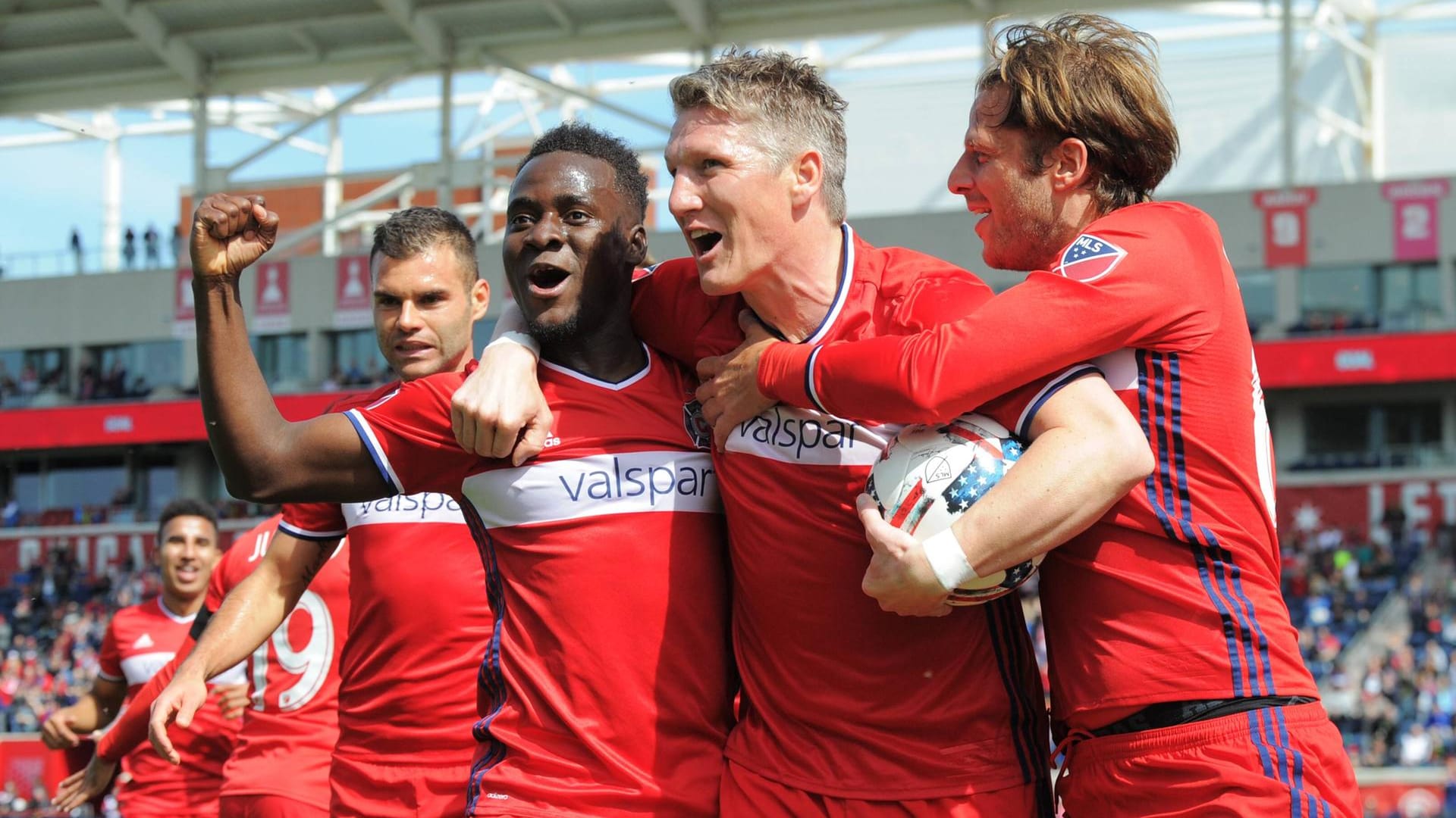 Schweinsteiger nach seinem Führungstor mit David Accam (2.v.l.) und Joao Meira (r.). Schweinsteiger nach seinem Führungstor mit David Accam (2.v.l.) und Joao Meira (r.).