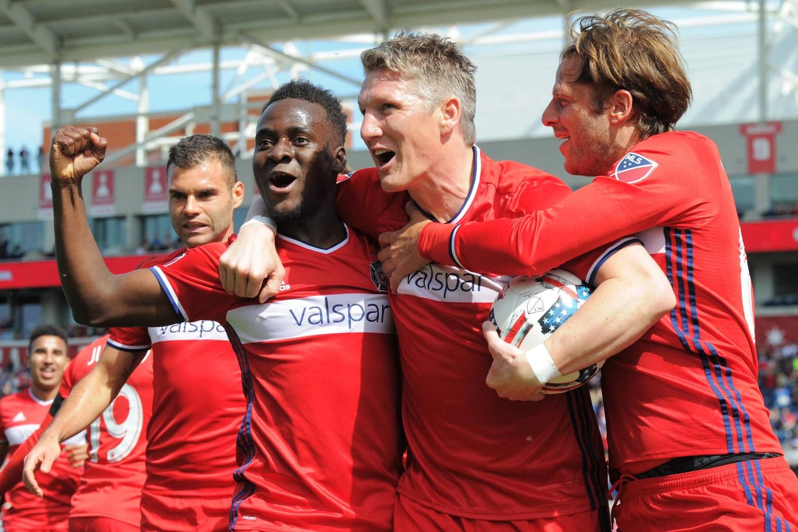 Schweinsteiger nach seinem Führungstor mit David Accam (2.v.l.) und Joao Meira (r.).