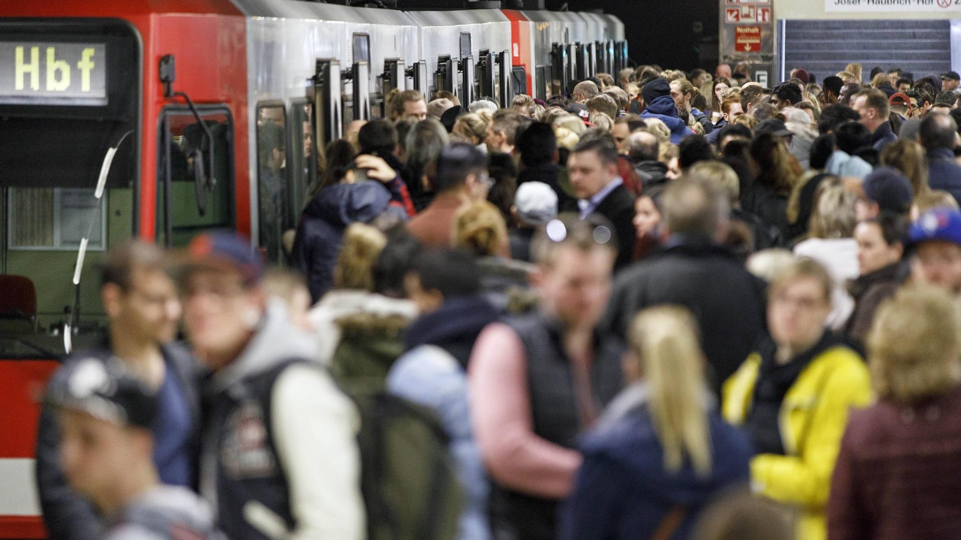 Passanten in der Kölner U Bahn Haltestelle Neumarkt Köln 11 03 2017