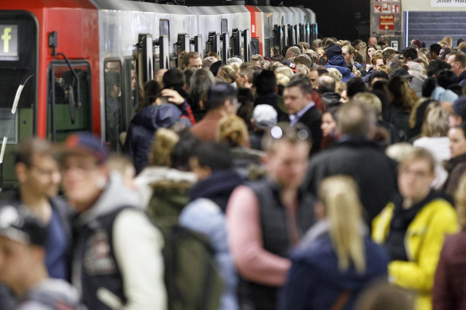 Passanten in der Kölner U Bahn Haltestelle Neumarkt Köln 11 03 2017