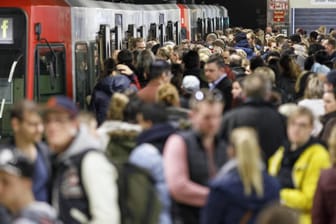 Passanten in der Kölner U Bahn Haltestelle Neumarkt Köln 11 03 2017