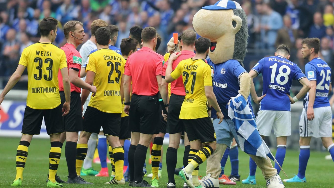 Schalke Maskottchen Erwin zeigt dem Schiedsrichtergespann nach dem Spiel eine Rote Karte.