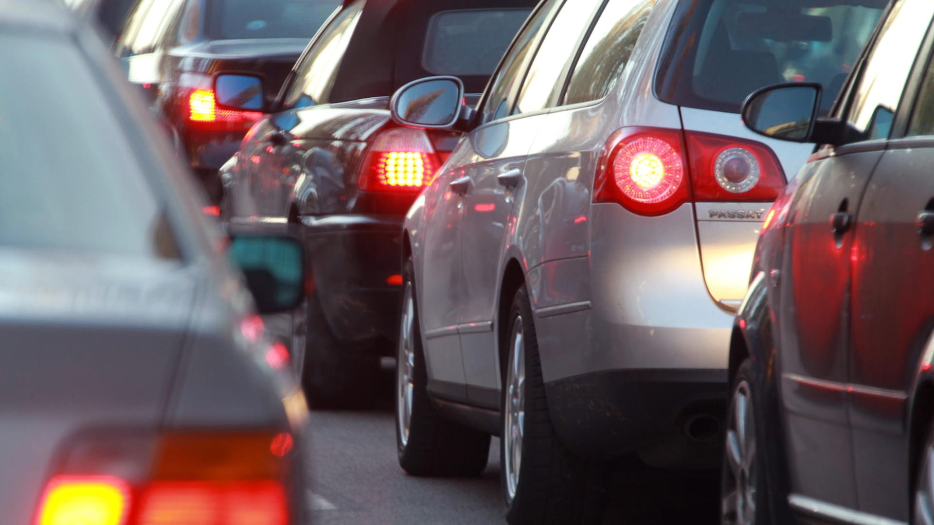 Fahrzeuge stauen sich im Berufsverkehr in München. Die Zahl der Pendler in Deutschland ist auf einen Rekordwert gestiegen.