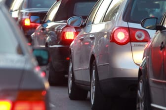 Fahrzeuge stauen sich im Berufsverkehr in München. Die Zahl der Pendler in Deutschland ist auf einen Rekordwert gestiegen.