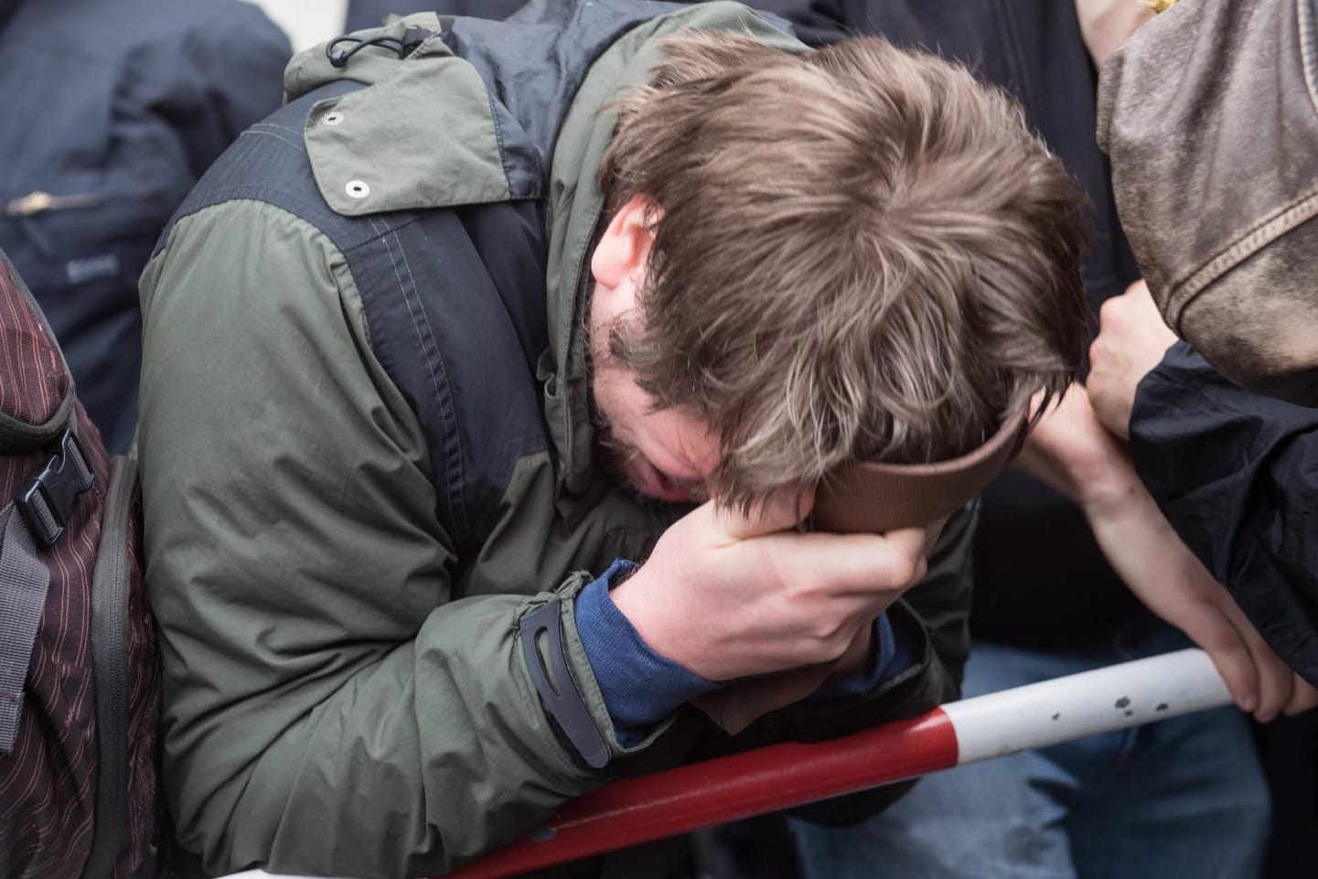 Symbolbild: Bei einer Demontration wird ein Mann von Pfefferspray getroffen.