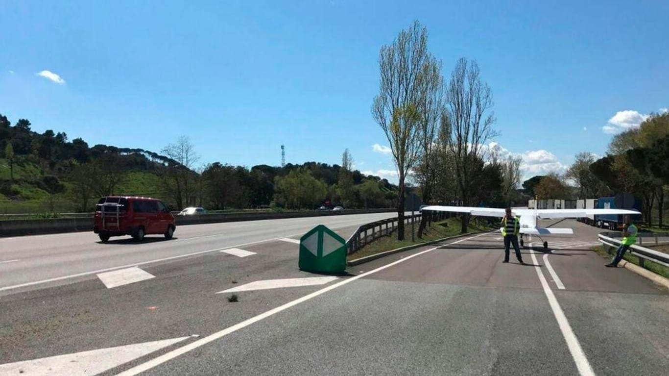 Sporflugzeug landet in der Mitte einer Autobahn in Spanien