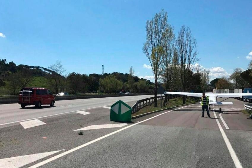 Sporflugzeug landet in der Mitte einer Autobahn in Spanien