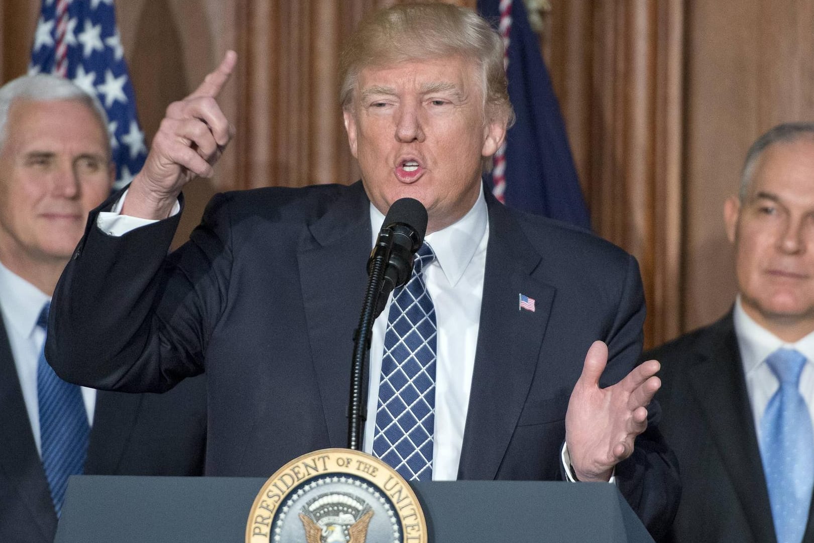 United States Präsident Donald Trump denkt unter anderem auch über militärische Optionen gegen Kim Jong-un und Nordkorea nach.