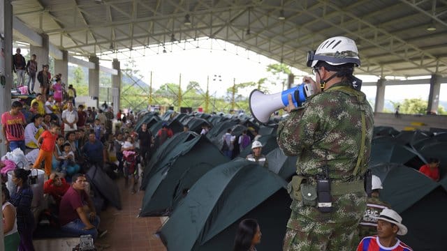 Notunterkunft im kolumbianischen Mocoa: Nach heftigen Regenfällen waren von den umliegenden Hanglagen Wasser- und Geröllmassen wie eine Lawine in die Stadt nahe der Grenze zu Ecuador hineingeschossen.