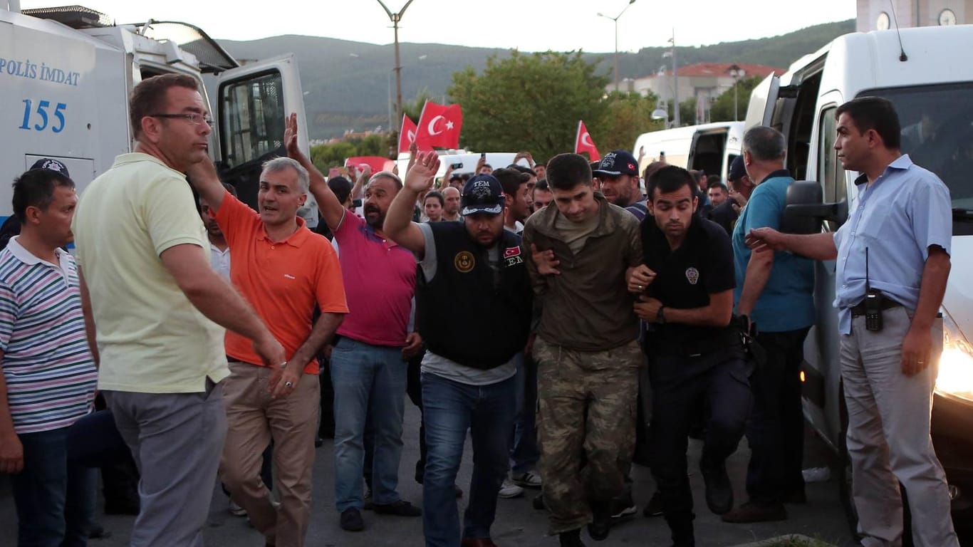 Mehr als 113.000 Menschen wurden in der Türkei nach dem Putschversuch festgenommen.