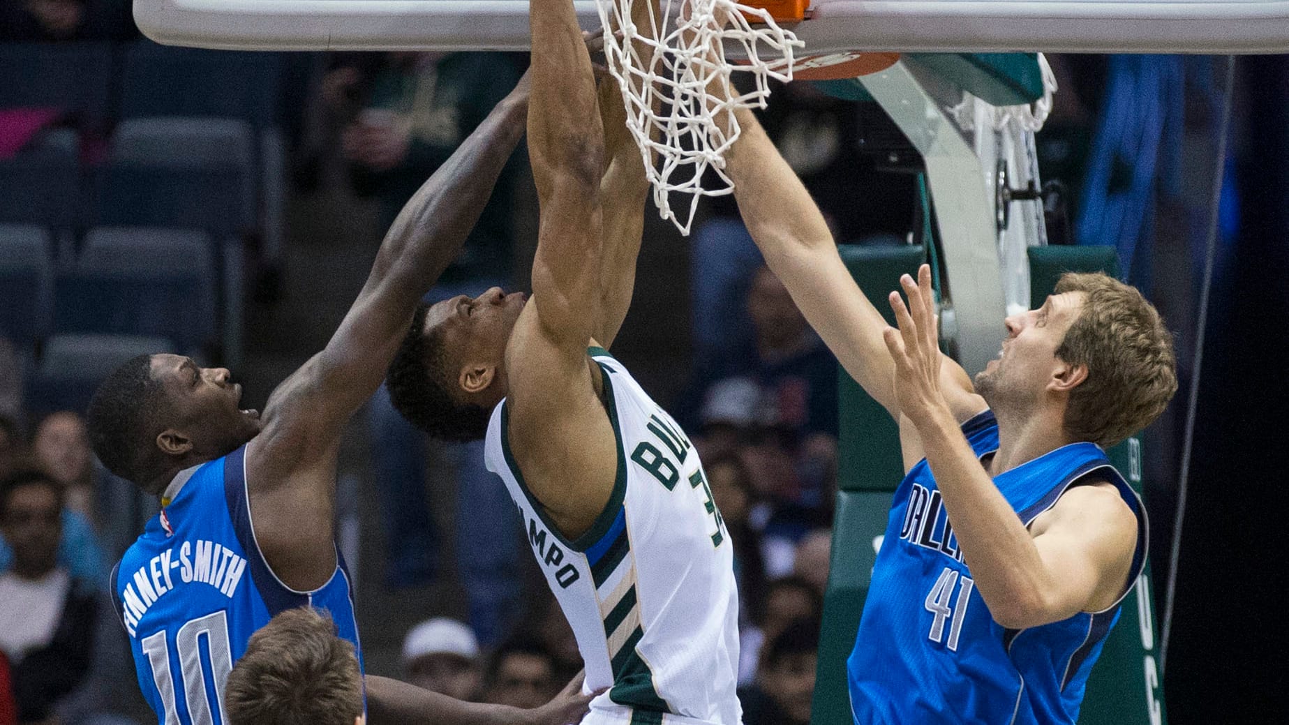 Dirk Nowitzki (r.) geht seit 1999 für die Mavericks auf Körbejagd.