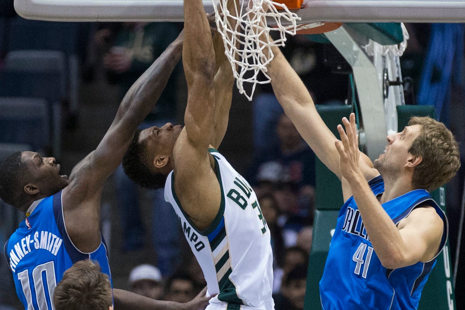 Dirk Nowitzki (r.) geht seit 1999 für die Mavericks auf Körbejagd.