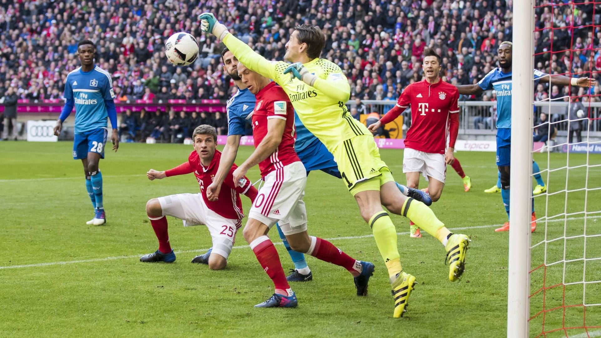 René Adler beim 0:8 beim FC Bayern in der Bundesliga.