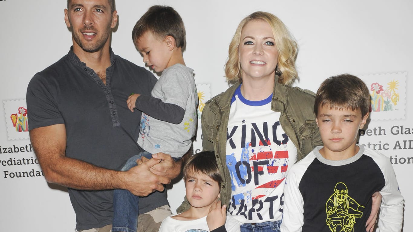 Melissa Joan Hart mit ihrem Mann Mark Wilkerson (l.) und den drei gemeinsamen Kindern.