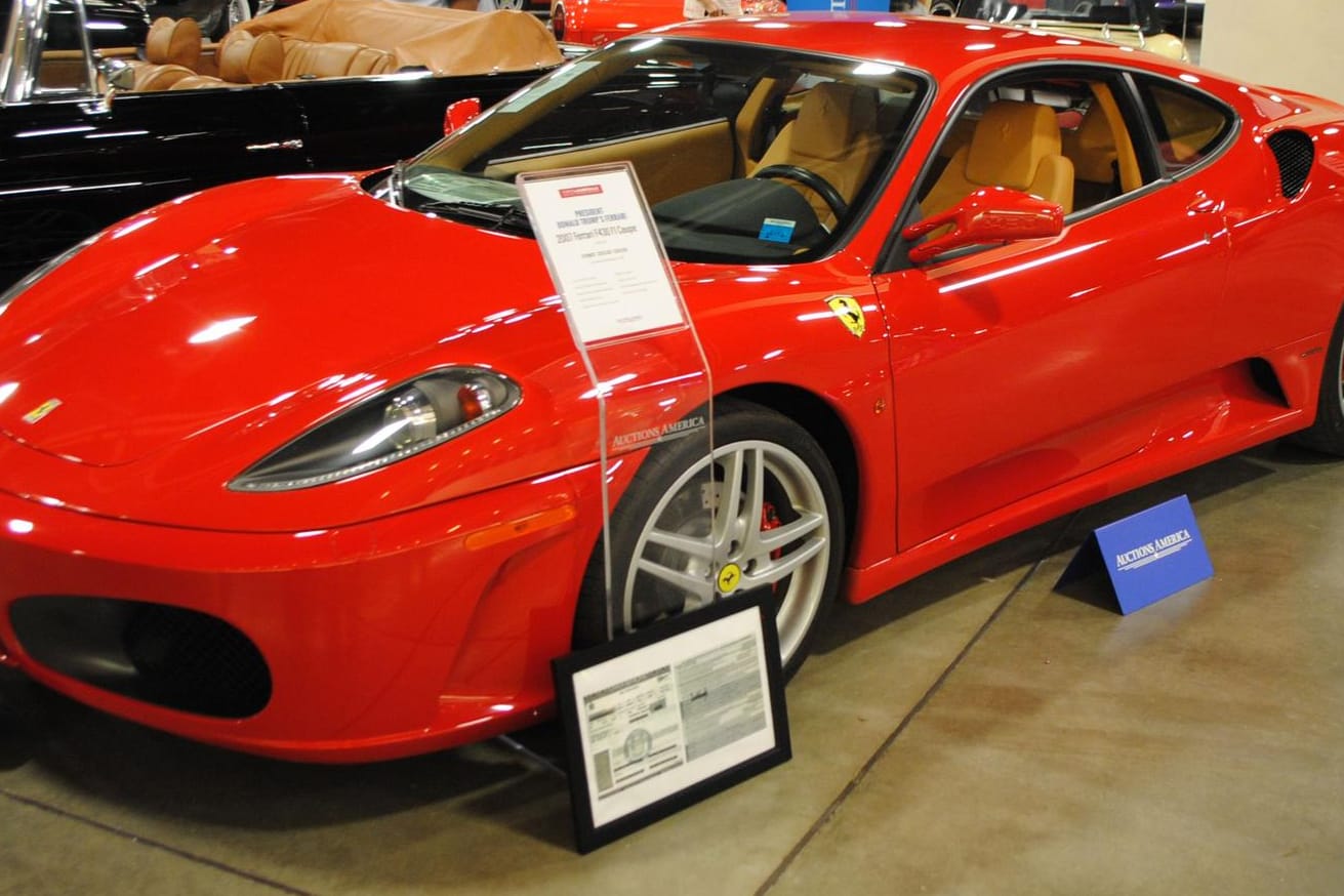 Ferrari F430, dessen Erstbesitzer Donald Trump war, für 270.000 Dollar versteigert.