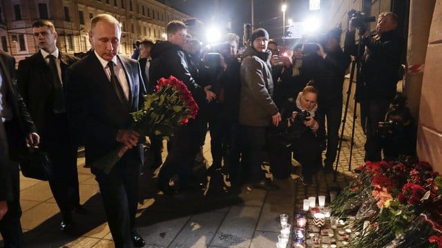 Im Gedenken an die Opfer legt Russlands Präsident Putin in St.