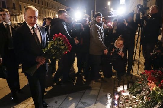 Im Gedenken an die Opfer legt Russlands Präsident Putin in St.