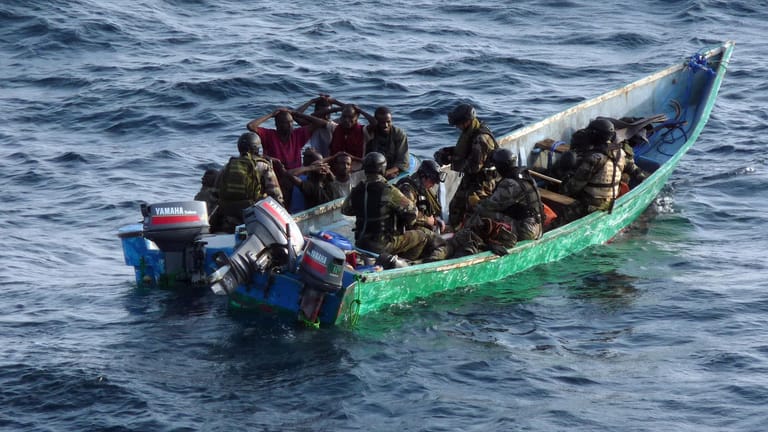 Somalische Piraten greifen in Kleinbooten größere Transportschiffe an, um die Besatzung als Geisel zu nehmen und Lösegeld zu erpressen.