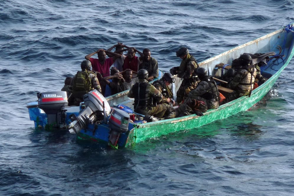 Somalische Piraten greifen in Kleinbooten größere Transportschiffe an, um die Besatzung als Geisel zu nehmen und Lösegeld zu erpressen.