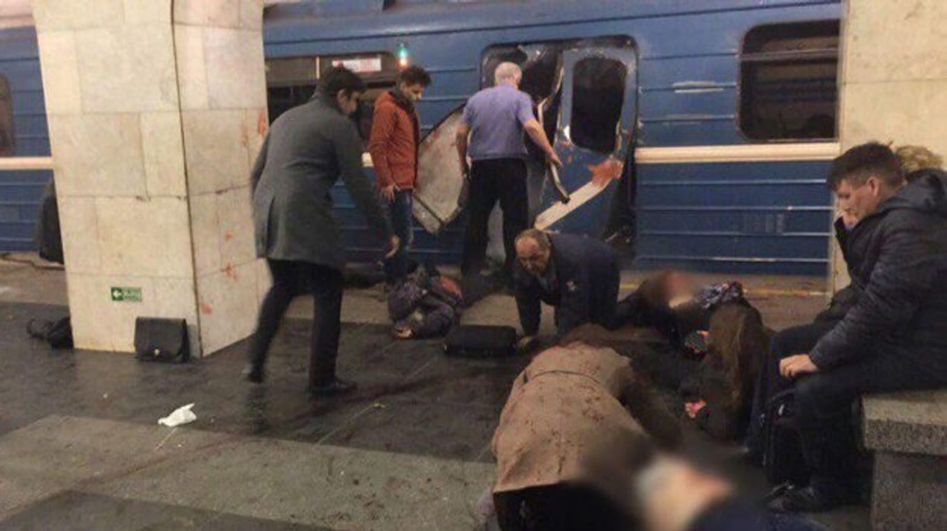 Passanten in der U-Bahnstation Technologisches Institut versuchen Opfern des Anschlages zu helfen.