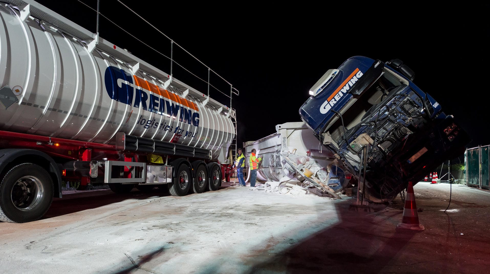 Firmen-Mitarbeiter pumpen auf der Autobahn 1 bei Münster Titandioxid aus dem Tank eines verunglückten Lkw. Firmen-Mitarbeiter pumpen auf der Autobahn 1 bei Münster Titandioxid aus dem Tank eines verunglückten Lkw.