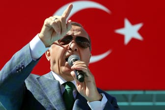 Staatspräsident Erdogan will weiter militärisch gegen Terroristen vorgehen.