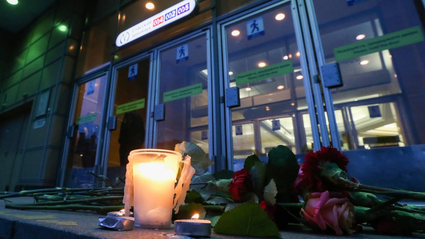 Im Gedenken an die Opfer des Anschlags von Sankt Petersburg wurden Blumen und Kerzen an der Metro-Station Spasskaya niedergelegt.