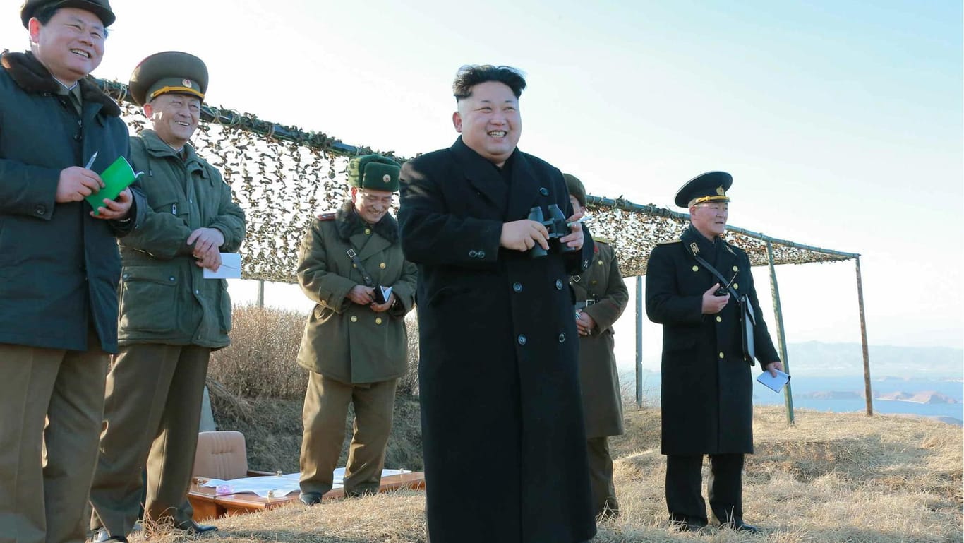 Nordkoreas Führer Kim Jong-un bei einem Militärmanöver. Sein Land trotz Armut und Hungersnöte hochgerüstet.