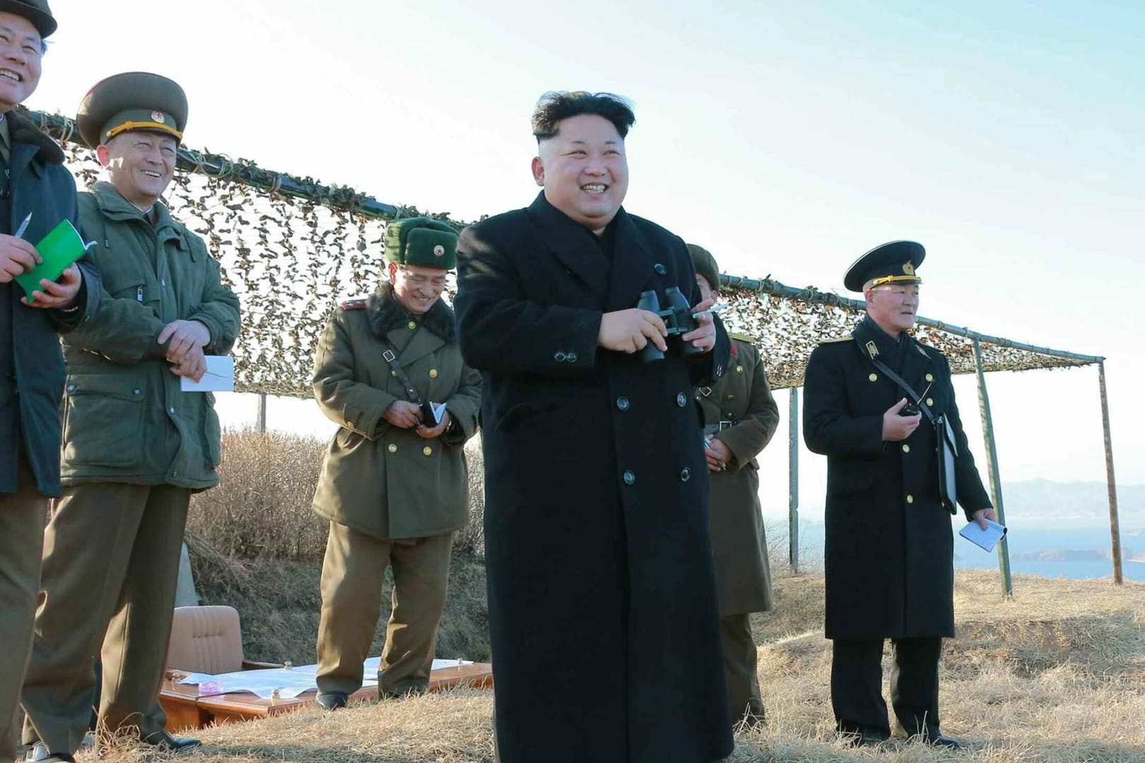Nordkoreas Führer Kim Jong-un bei einem Militärmanöver. Sein Land trotz Armut und Hungersnöte hochgerüstet.