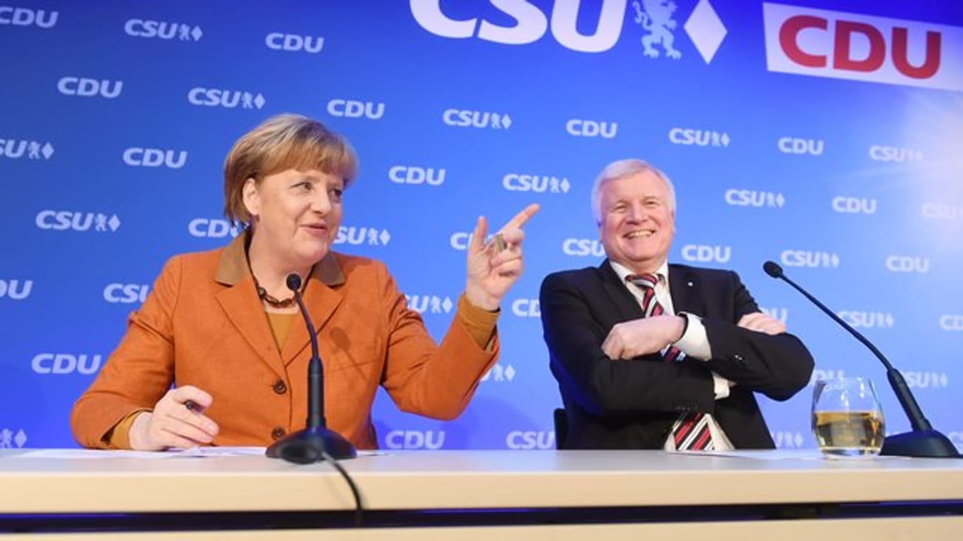 Kanzlerin Merkel und der bayerische Ministerpräsident Seehofer sprechen nach einem Spitzentreffen von CDU und CSU in München.