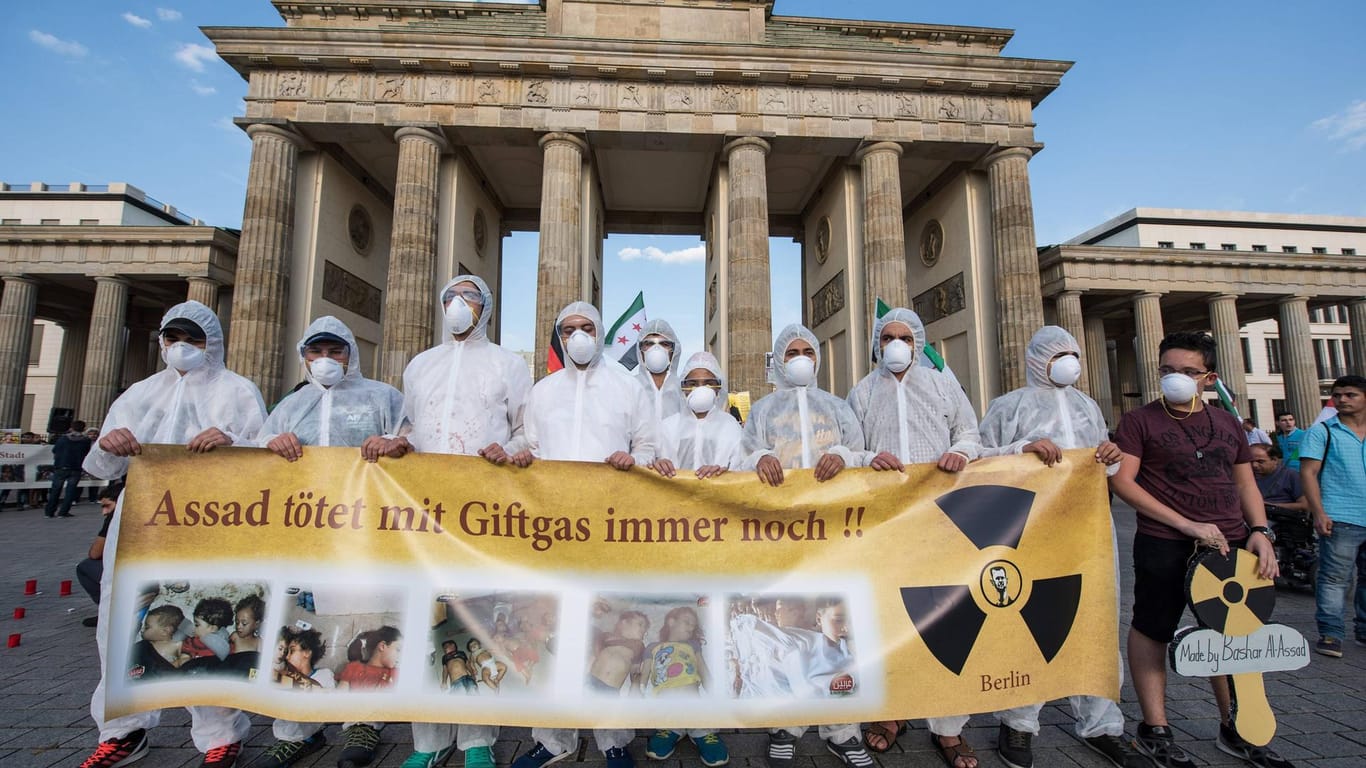 Berlin Protest gegen Bashar al Assad Protest vorm Brandenburger Tor
