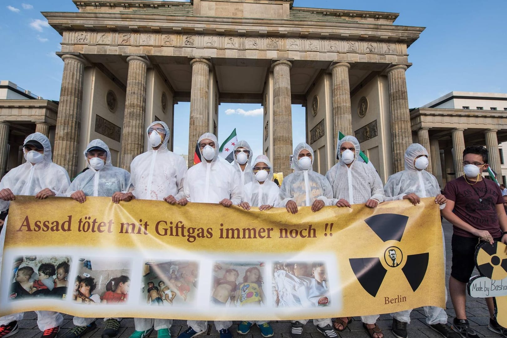 Berlin Protest gegen Bashar al Assad Protest vorm Brandenburger Tor