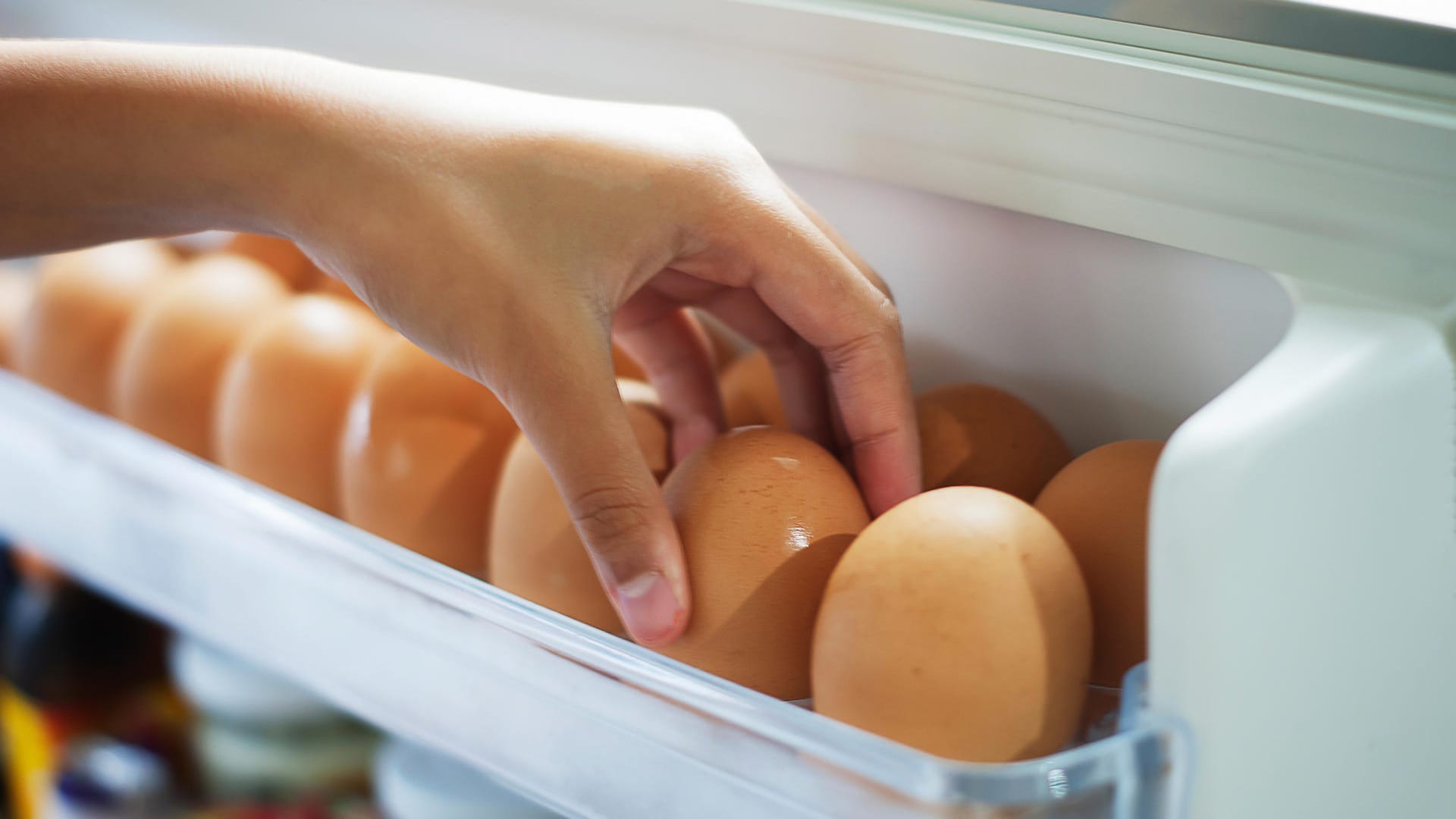 Pick eggs from the refrigerator