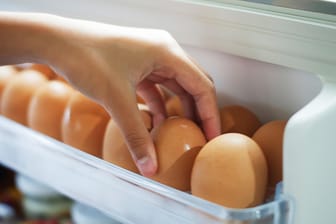 Pick eggs from the refrigerator