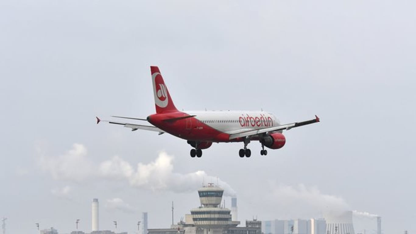 Ein Flugzeug im Landeanflug auf den Flughafen Tegel: Das Volksbegehren für den Weiterbetrieb des Airports war erfolgreich.