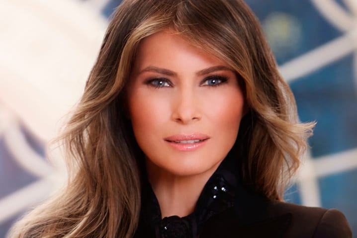 Melania Trump veröffentlichte ihr erstes offizielles Portrait als First Lady.