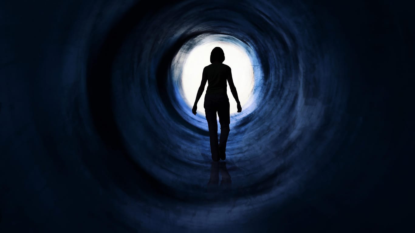 Ein Mensch läuft durch einen Tunnel